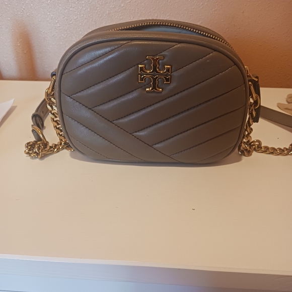 Tory Burch Kira Chevron Small Camera Bag In The Color Taupe. - Picture 2 of 4